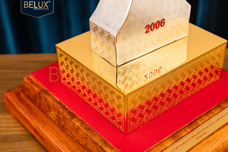 Cột Mốc Việt Nam mạ vàng bạc